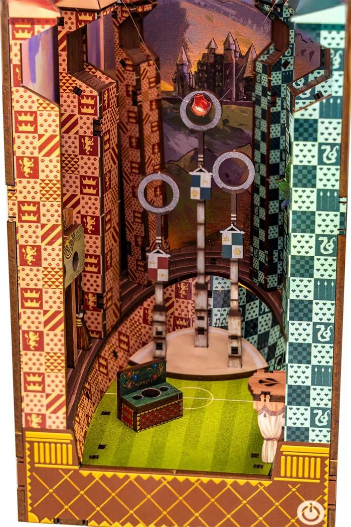 HARRY POTTER-BOOK NOOK KIT -Terrain de Quidditch -124pc +Eclairage LED