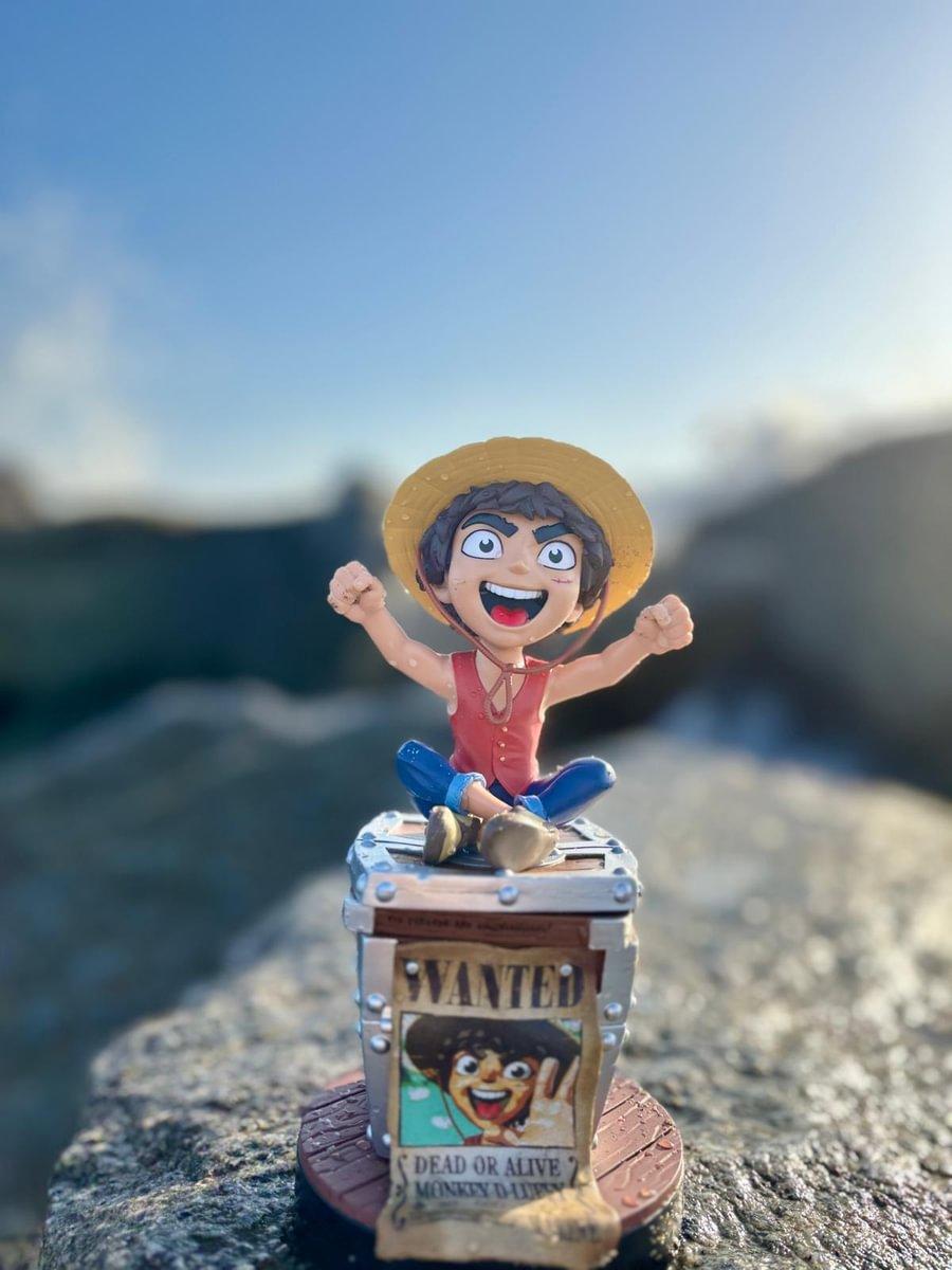 ONE PIECE NETFLIX - Luffy Wanted - Support Manette & Portable - 20cm