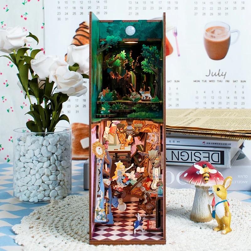 BOOK NOOK KIT - DIY- Alice au pays des merveilles - 184pcs + LED Light