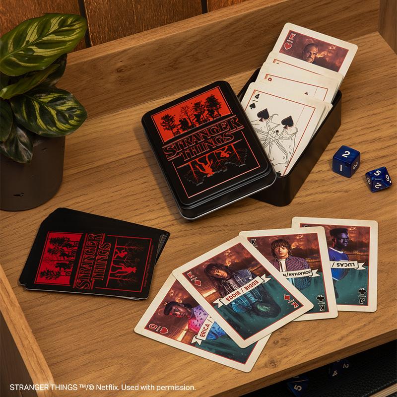 STRANGER THINGS 5 - Jeu de Cartes dans une Boite en Métal